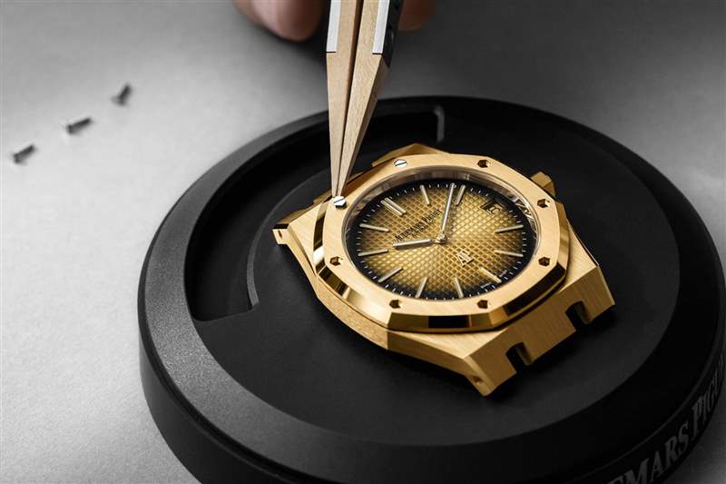 愛(ài)彼推出配備全新機(jī)芯的皇家橡樹(shù)“Jumbo”超薄款（Ref. 16202）-復(fù)刻表