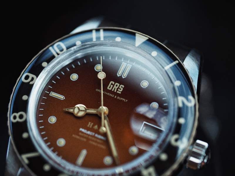 此外,雙向扭動(dòng)的表圈則以黃銅及特效樹(shù)脂制成,其靈感是來(lái)自過(guò)去舊式 GrowthRing & Supply腕表企劃搭載老香港-復(fù)刻表