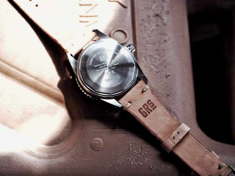 為重塑上世紀(jì)50年代的舊香港風(fēng)情,GrowthRing & Supply更刻意將表面老化,使用俗稱「Tropical GrowthRing & Supply腕表企劃搭載老香港-復(fù)刻表