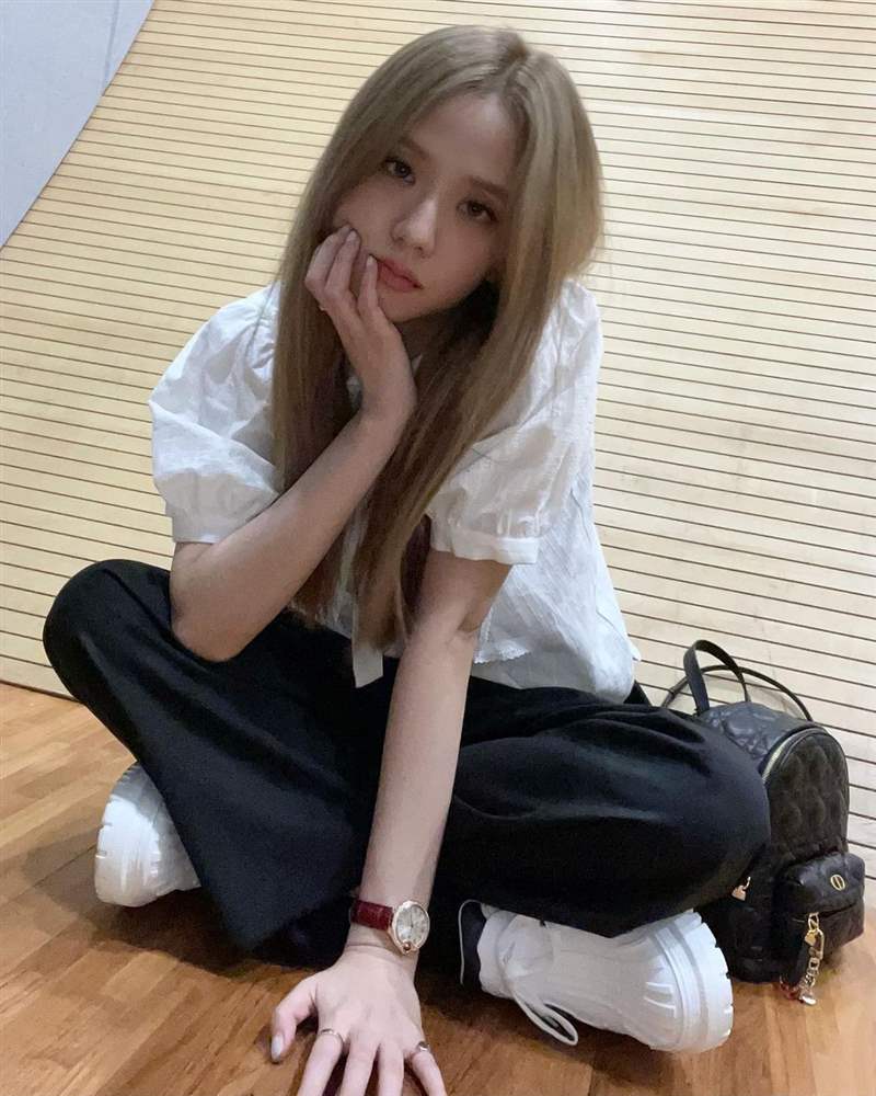 Jisoo私服珠寶手表造型特搜！「卡地亞Tank表、LOVE戒指」打造都會個性范本-復刻表