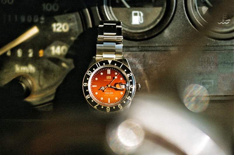 GrowthRing & Supply向來(lái)都有種舊事舊物的情懷,今趟其便與腕表品牌WMT合作,將50年代 GrowthRing & Supply腕表企劃搭載老香港-復(fù)刻表