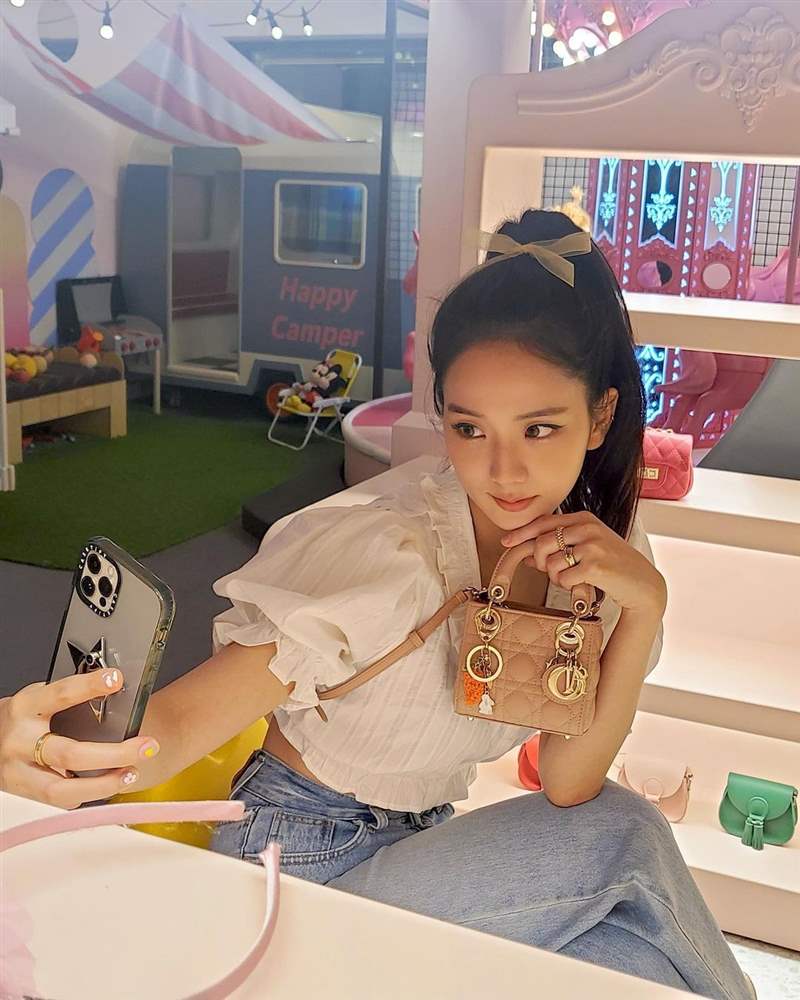 Jisoo私服珠寶手表造型特搜！「卡地亞Tank表、LOVE戒指」打造都會個性范本-復刻表