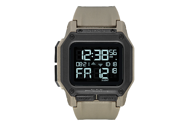 看電影琳達漢密爾頓殺死了戴著數字尼克松手表的電子人,在她的回歸中飾演莎拉康納在“終結者:黑暗命運”中-復刻表