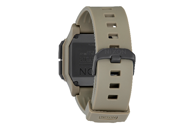 看電影琳達漢密爾頓殺死了戴著數字尼克松手表的電子人,在她的回歸中飾演莎拉康納在“終結者:黑暗命運”中-復刻表