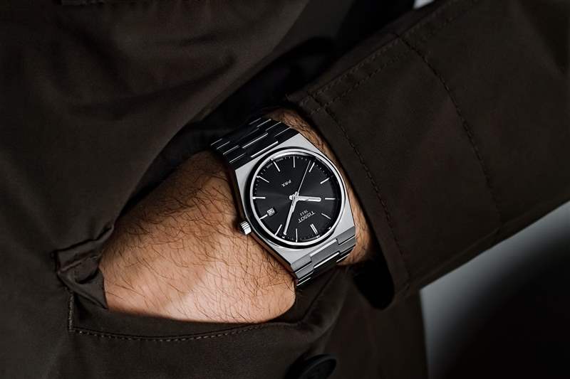 偷比。帶有集成手鏈的不銹鋼手表不是來自通常的嫌疑人-復刻表