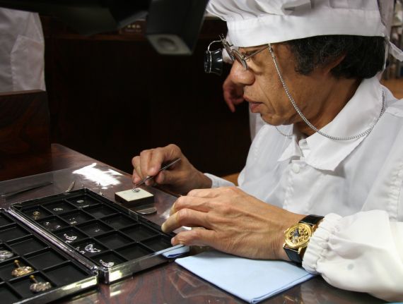 Seiko master watch maker assembling wafer thin movements 精工Grand Seiko高級腕表是如何形成的?-復刻表