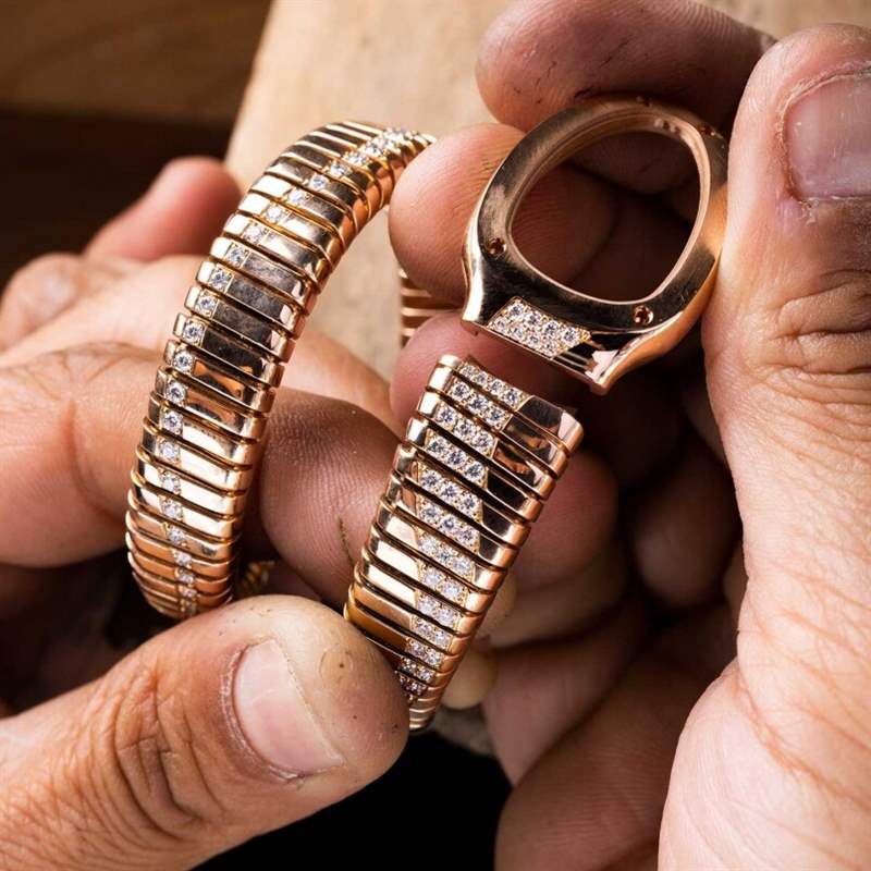 寶格麗Serpenti Tubogas Infinity呈現(xiàn)出活靈活現(xiàn)的靈蛇曲線-復(fù)刻表