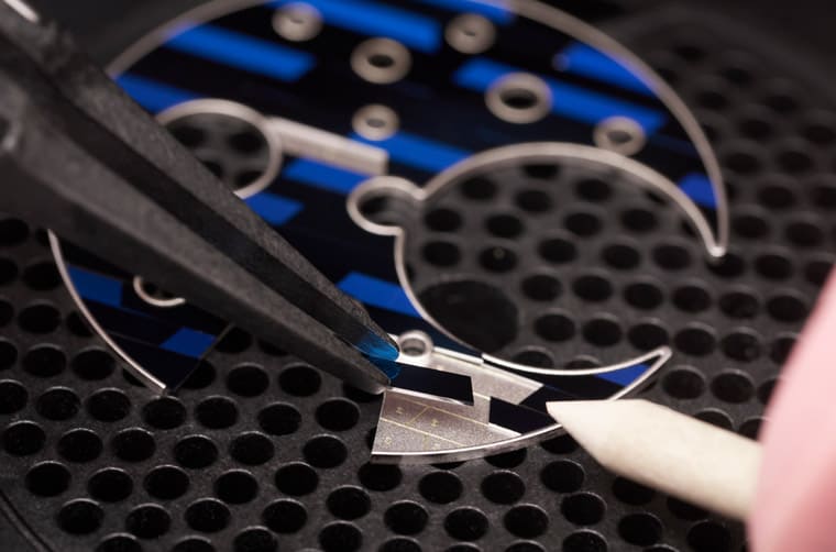 雅典表Blast陀飛輪面盤融入矽質細工鑲嵌連表背也都用矽片裝飾-復刻表