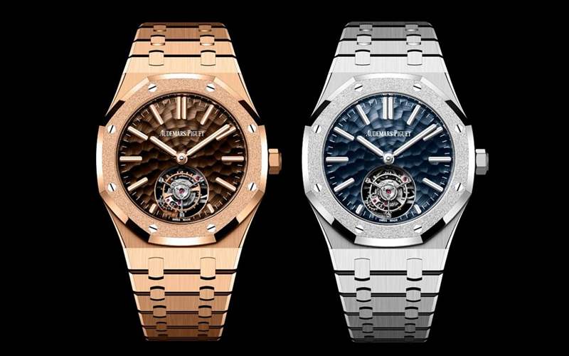 愛(ài)彼推出Royal Oak Selfwinding Flying Tourbillon Dimpled Dial飛行陀飛輪腕表：霜金+錘紋工藝-復(fù)刻表