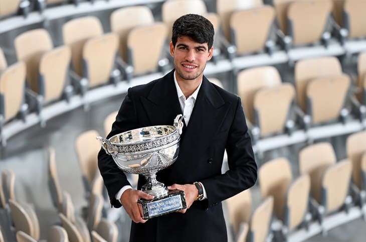 2024法網(wǎng)男單冠軍「小蠻?！笰lcaraz領(lǐng)獎不忘戴著勞力士愛表-復(fù)刻表